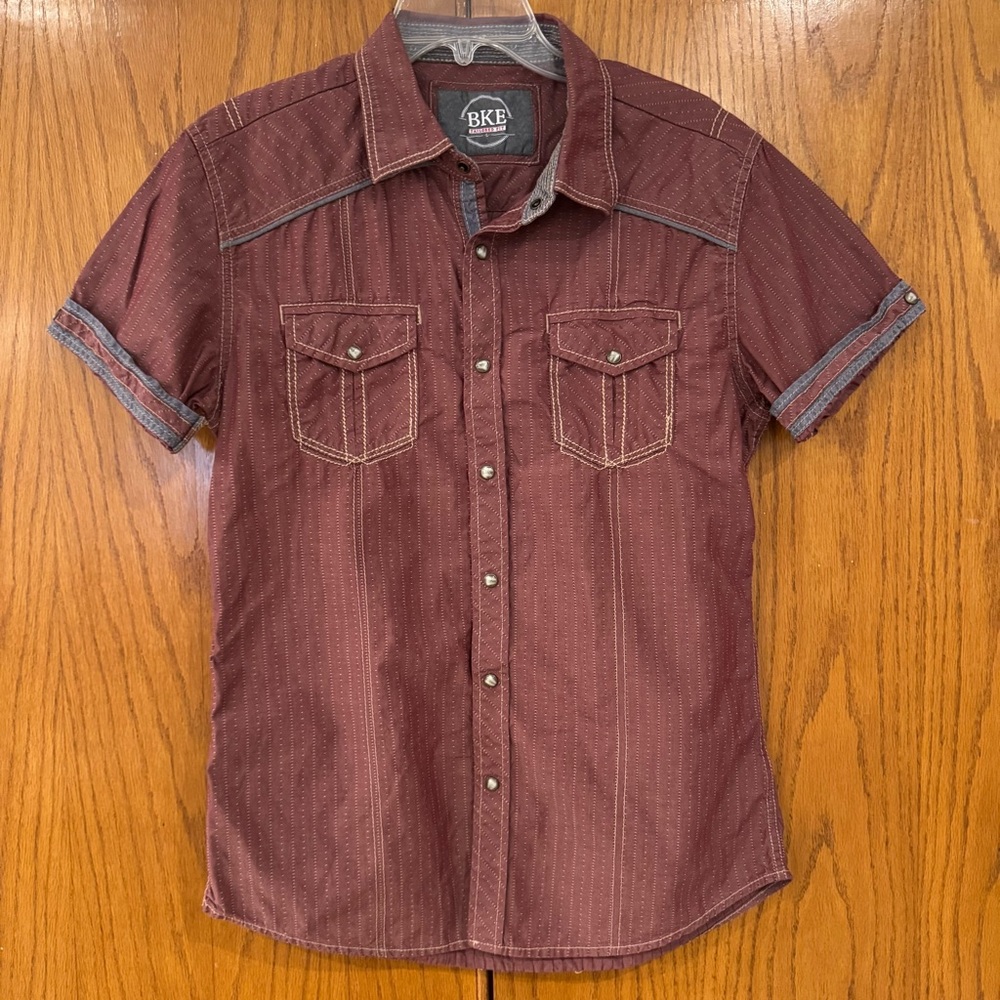 BKE Buckle Tailored Fit Large Short Rolled Sleeve Pearl Snap Burgundy Pockets